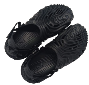 Magnifique collaboration entre Crocs Pollex et  Salehe Bembury célèbre designer. Une exploration entre forme et fonction, un sabot Classic, retravaillé par Salehe Bembury, le célèbre créateur de chaussures.